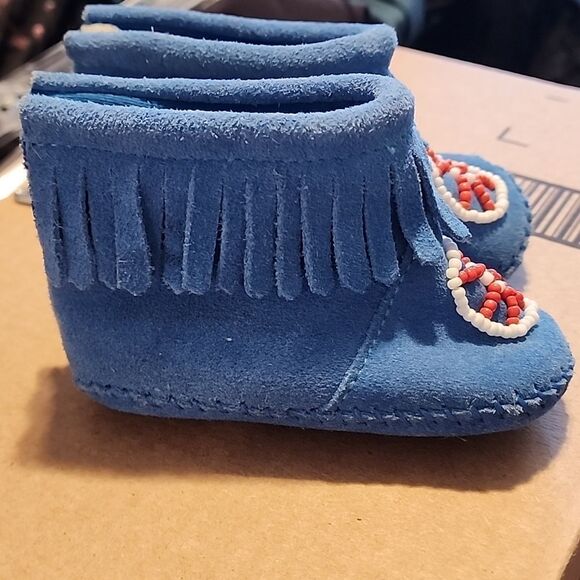 Handcrafted Blue Baby Moccasins with Beaded Design size 4.5 - Picture 2 of 3
